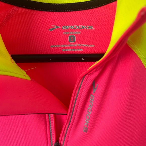 Brooks Running Neon Pink & Yellow Quarter Zip Pull Over reflective detail Small - Picture 8 of 12